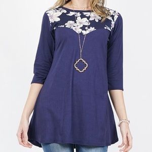 Navy Floral-Accent Three Quarter Sleeve Top, M